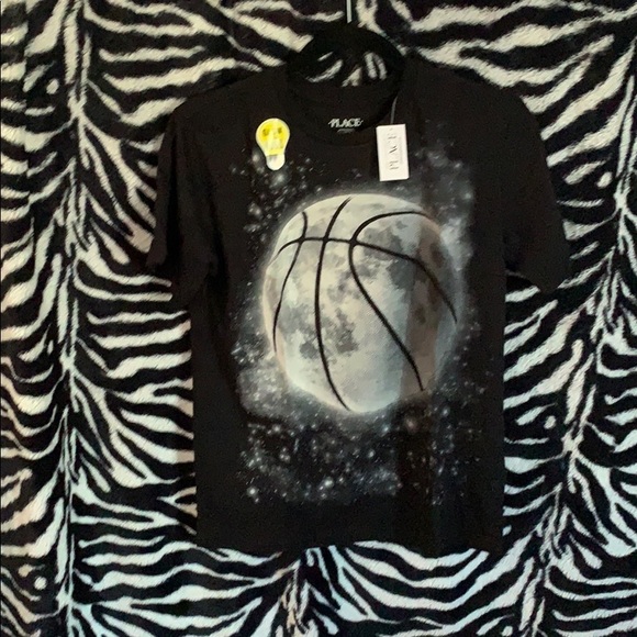 five graphic t-shirts - Picture 5 of 6